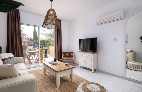 Universal House | Nephele Stylish Townhouse by Nomads