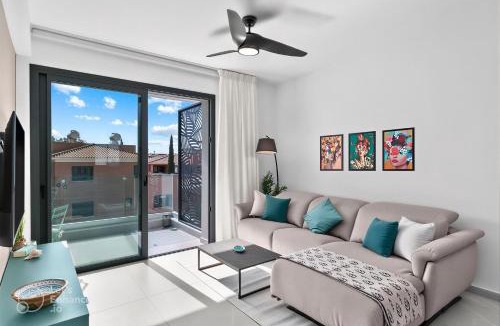 Universal Apartment | Oasis 301 Gorgeous Modern 2-Bed Complex Pool