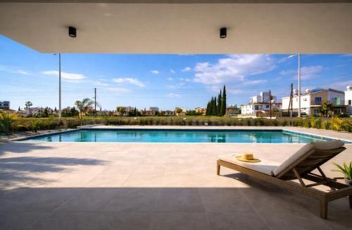 Universal Apartment | Oasis 301 Gorgeous Modern 2-Bed Complex Pool