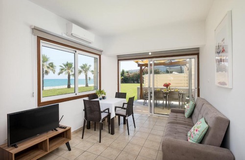 Oroklini Apartment | Pebble Beach Apartment