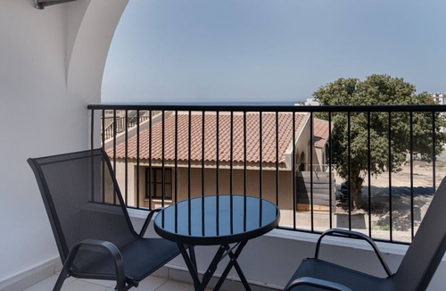 Old Town Apartment | Phaedrus Living: Golden Seaview Residence