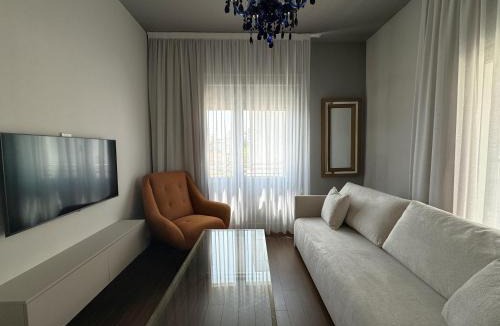 City Centre Apartment | Phaedrus Living Mini Art House Monet