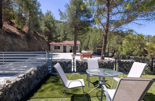 Vasa Koilaniou House | Phaedrus Living: Palaiomylos Forest Residence