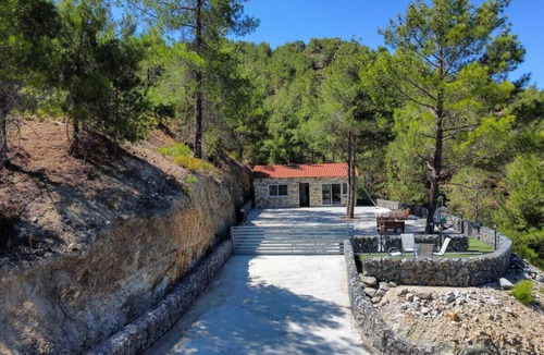 Vasa Koilaniou House | Phaedrus Living: Palaiomylos Forest Residence