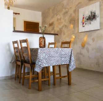 Aglantzia Apartment | Poolside Family Comfort Suite