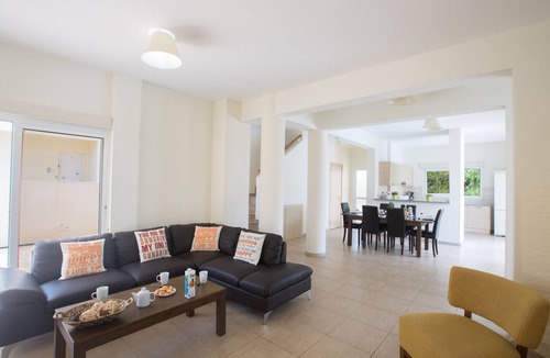 Protaras Apartment | Protaras Delfini Villa DV4 - a villa that sleeps 6 guests in 3 bedrooms