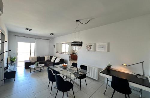 Ayios Dhometios Apartment | Queens Boutique Apartment 2BR