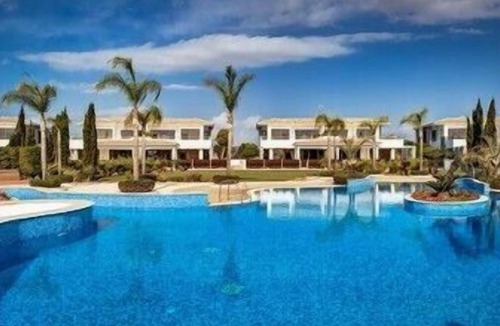 Mazotos Villa | R 779 Apartment with Balcony and Communal Pool Like a Hotel