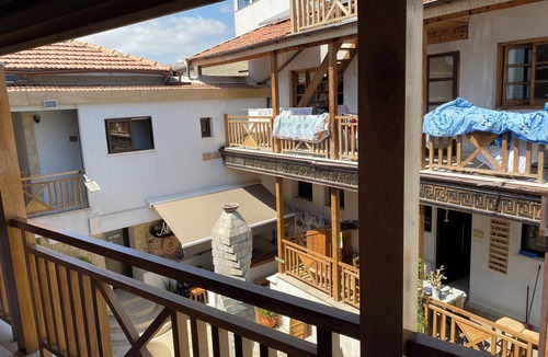 Agios Athanasios Apartment | Reina 1 Bedroom Apartment with Jacuzzi, Court Yard Seating Family & Pet Friendly