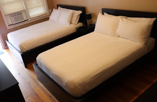 Roscoe Hotel | Reynolds House Inn - Motel Strip - Room 5