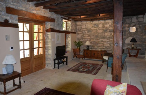 Vasa Koilaniou House | Riverside Cottage
