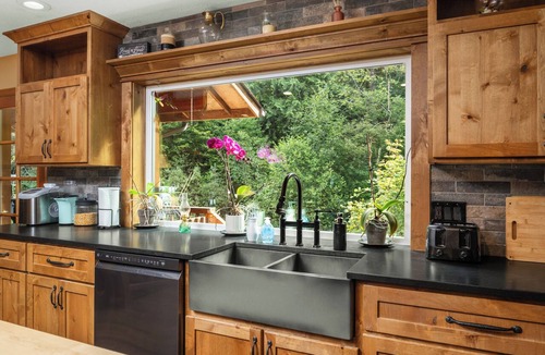 Longview House | Rocky River is a Spacious 5-bedroom house in wonderful Longview with WiFi, AC