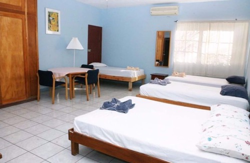 Managua Bed & Breakfast | ROOM 1-C - 3 SINGLE BEDS