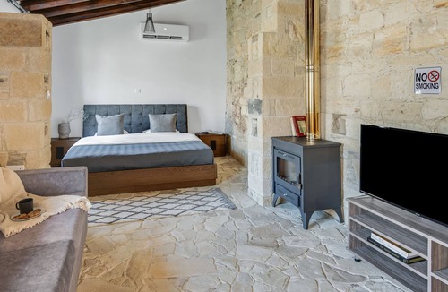 Vasa Koilaniou Apartment | Sanders Andre Marie - Cute Studio w - Shared Garden