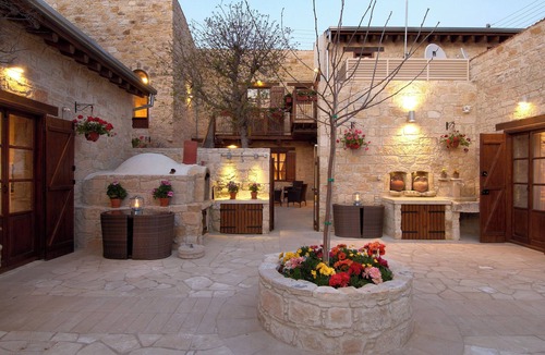 Arsos Apartment | Sanders Arsorama - Cute 1-Bdr Apt w Shared Patio
