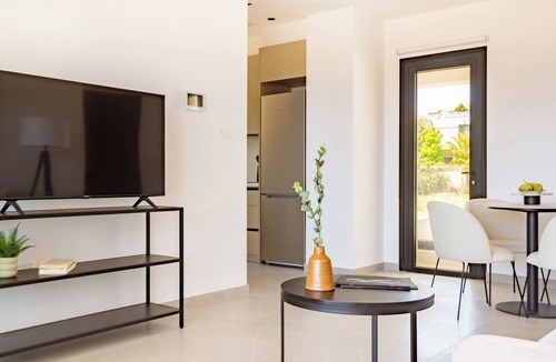 Agios Athanasios Apartment | Sanders Eduardovich - Cute 1 Bdr Apt with Balcony