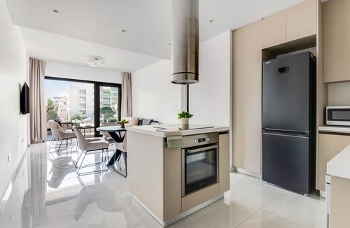 Neapolis Apartment | Sanders Premier - Cozy 2 bdr apt With Balcony