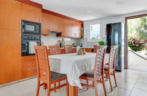 Chlorakas Apartment | Sanders Seaview - Trendy 1 Bdr Apt with Seaview