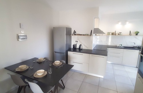 Historical Center Apartment | Sea Breeze Central, 2bed, sleeps 4, Wi-Fi, Sat TV