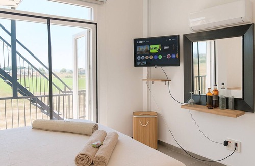 Oroklini Bed & Breakfast | Sea View Oasis: Private Room, Pool, Beach & Gym