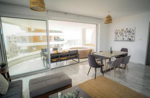 Larnaca Apartment | Seaview Pearl in Mackenzie with Pool & Jacuzzi