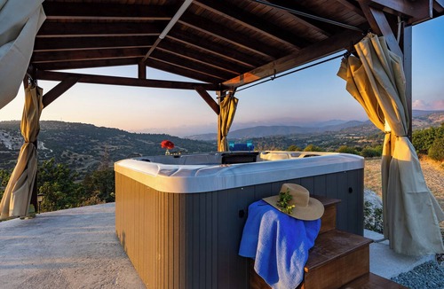 Peristerona Villa | Seaview Wooden Cabin with Jacuzzi