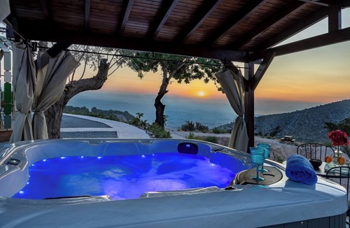 Peristerona Villa | Seaview Wooden Cabin with Jacuzzi