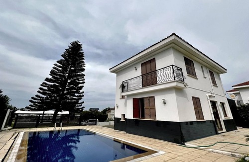 Yenisehir Apartment | Separate Villa with Pool and Garden in Lefkosa