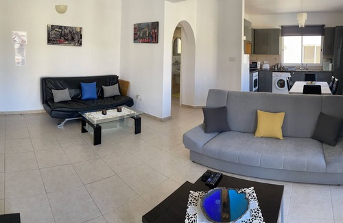 Universal Apartment | Sirena Sunrise, Cute Pool, Free Wifi, 15 Min walk to Beach or Shopping Mall