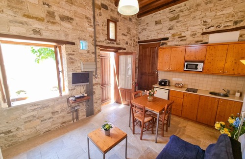 Skarinou Apartment | Skarinou's Landhouse Poolside Apartment