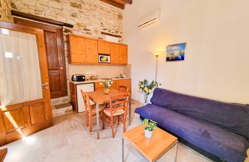 Skarinou Apartment | Skarinou's Landhouse Poolside Apartment