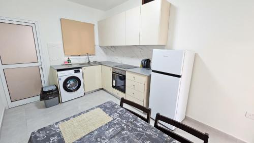 Larnaca City Centre Apartment | Sky Ward City Rooms, 150m from Chabad Lubavitch