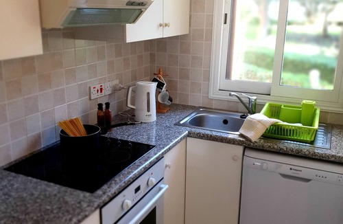 Koloni House | Spacious 2 bedroom townhouse, large pool, FREE WIFI