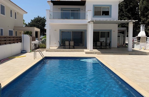 Pervolia House | Spacious 4-bedroom villa in quiet Perivolia Larnakas