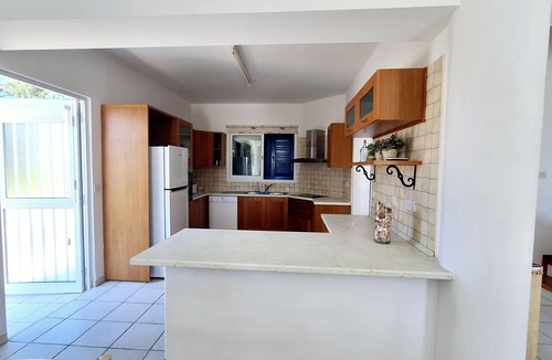 Chlorakas Villa | Spacious 5-bedroom villa 15-30m away from the sea