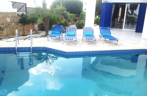 Chlorakas Villa | Spacious 5-bedroom villa 15-30m away from the sea