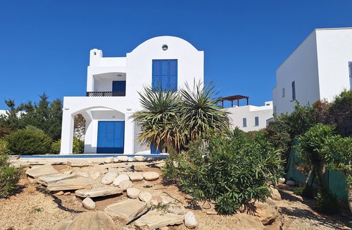 Chlorakas Villa | Spacious 5-bedroom villa 15-30m away from the sea