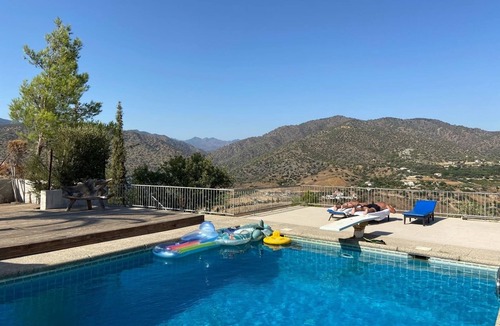 Pissouri Villa | Spacious 6-bedroom villa in marvelous Limassol with AC, fitness room