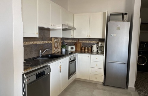 Tala Apartment | Spacious, modern apartment with ocean views - 10 mins to the beach!