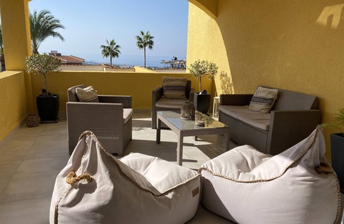 Tala Apartment | Spacious, modern apartment with ocean views - 10 mins to the beach!