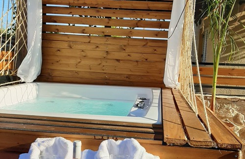 Pentalia House | Special amenities as outdoor hot tub, BBQ and Fireplace.