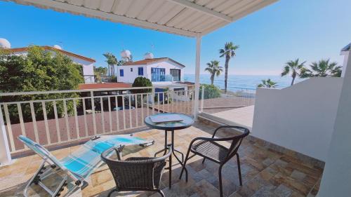 Meneou Apartment | STAY Crystal Waves Maisonette