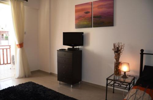 Peyia Town Apartment | Studio with shower room E5, full kitchen, poolside, FREE WIFI