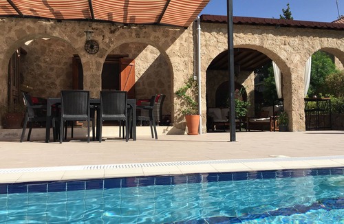 Karsiyaka Villa | Stunning Character Villa,10x5 private pool,with Wi-Fi. Mountain views near sea