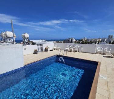 Skala Apartment | Stylish 2BR Apartment with Rooftop Pool in Mackenzie