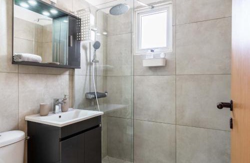 Skala Apartment | Stylish 2BR Apartment with Rooftop Pool in Mackenzie