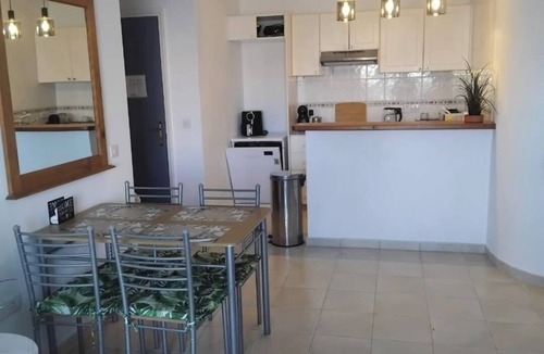 Paphos Apartment | Stylish 2BR in Limnaria Gardens and short walk to beach, shops & Paphos Harbour
