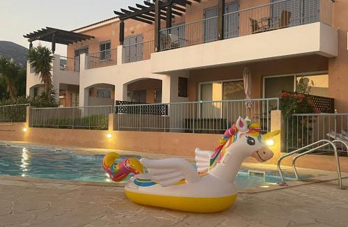 Peyia Town Apartment | Sunny Bliss