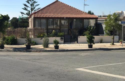 Paphos Apartment | Sweet n’ Boujee Studio Apartment with Varenda