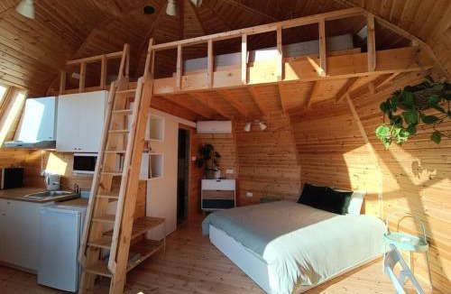 Akoursos Ski Chalet | The Hive